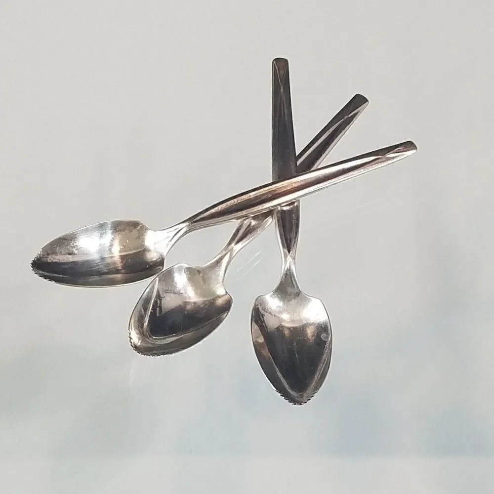 3 Vintage WM Rogers MFG CO Serrated Grapefruit Spoons Silverplate 6 In long